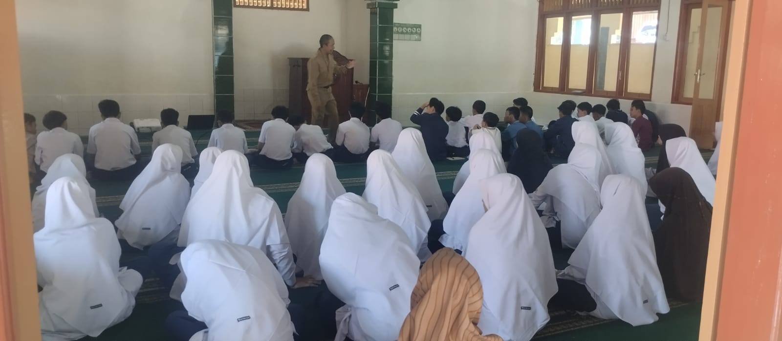 MPLS 2025 SMP IT DARUL FIKRI BAWEN: USTADZ LOEMIYONO BERI PEMBEKALAN CARA BELAJAR EFEKTIF MPLS 2025 SMP IT DARUL FIKRI BAWEN: USTADZ LOEMIYONO BERI PEMBEKALAN CARA BELAJAR EFEKTIF