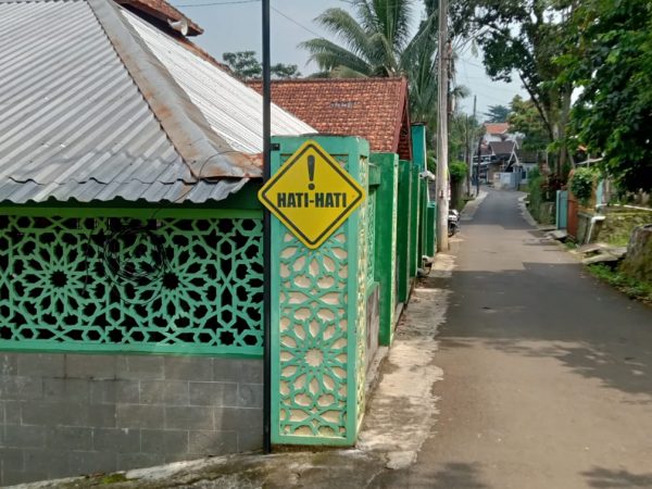 Pasang Rambu Jalan, Darul Fikri Bawen Pastikan Siswa Pulang-Pergi Sekolah Aman