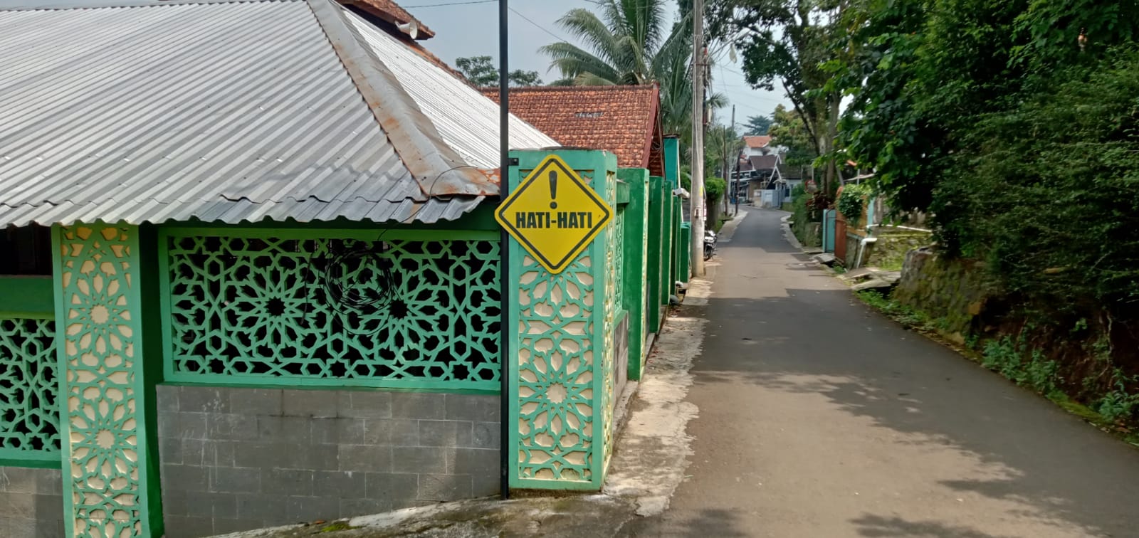 Pasang Rambu Jalan, Darul Fikri Bawen Pastikan Siswa Pulang-Pergi Sekolah Aman