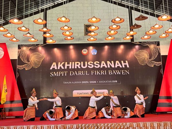 HENTAKKAN 1000 TANGAN, GETARKAN HATI 1000 SAKSI: Tari Saman Kelas 9 SMP IT Darul Fikri Bawen Curi Panggung Akhirussanah 2026