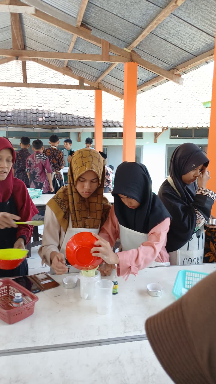 Bekali Anak dengan Skill: Kelas Cooking SMPIT Darul Fikri Bawen Lahirkan Chef-Chef Muda Berkarakter Bekali Anak dengan Skill: Kelas Cooking SMPIT Darul Fikri Bawen Lahirkan Chef-Chef Muda Berkarakter
