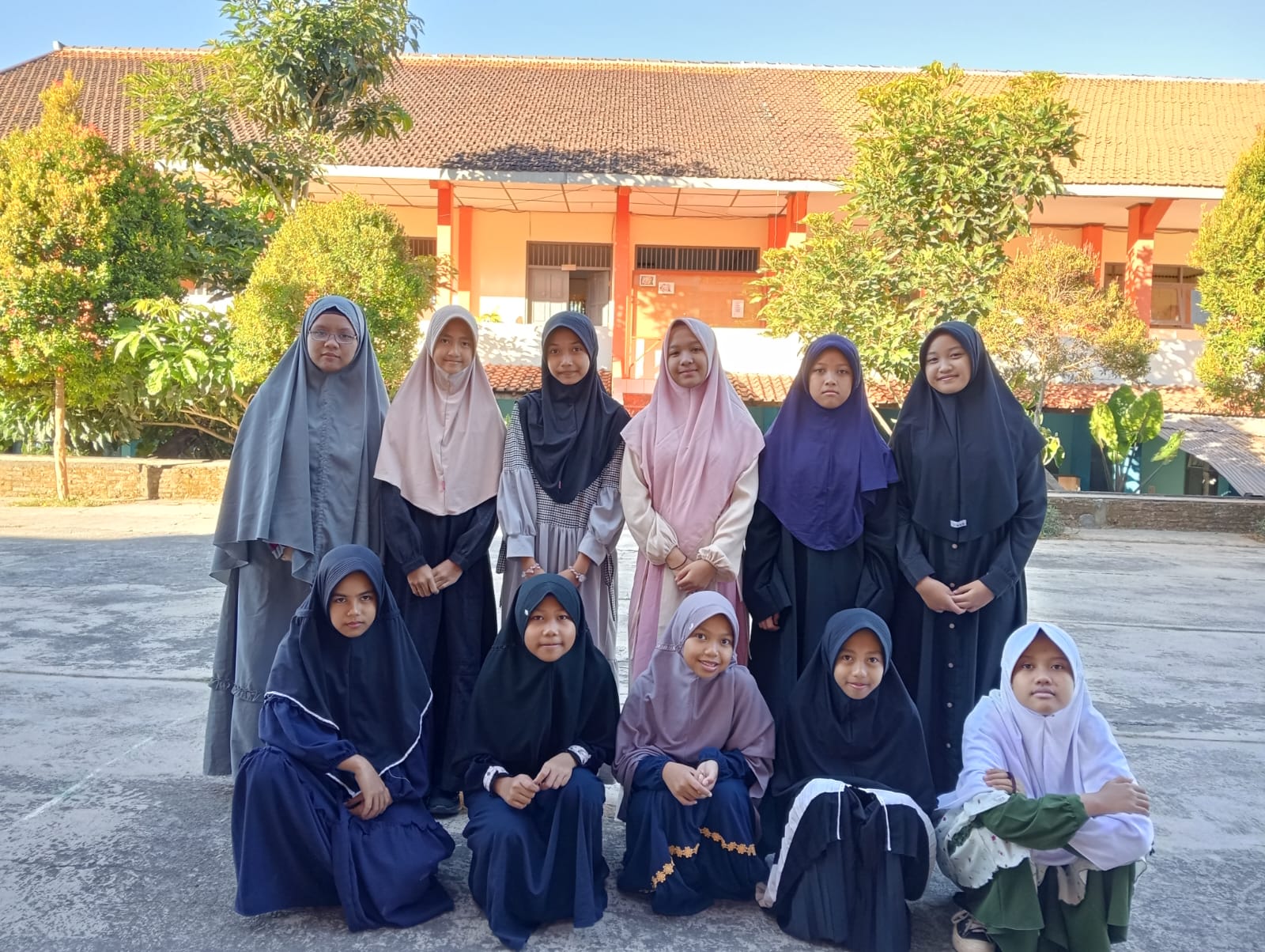 Doa yang Mengubah Takdir Pendidikan: Mengapa Kesuksesan Anak Sering Dimulai dari Langit, Bukan dari Ruang Kelas? Doa yang Mengubah Takdir Pendidikan: Mengapa Kesuksesan Anak Sering Dimulai dari Langit, Bukan dari Ruang Kelas?