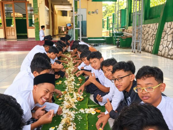 SMP IT Darul Fikri Bawen Peringati Hari Santri Nasional 2026 dengan Botram Kebersamaan dan Semangat Keislaman